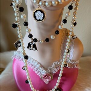 Elegant like Designer Pearl and Charm Necklace Long brand new from Evelyne